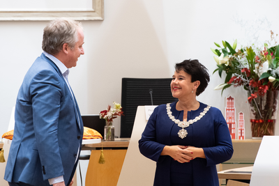 911050 Portret van burgemeester Sharon Dijksma bij haar installatie als burgemeester tijdens een buitengewone ...